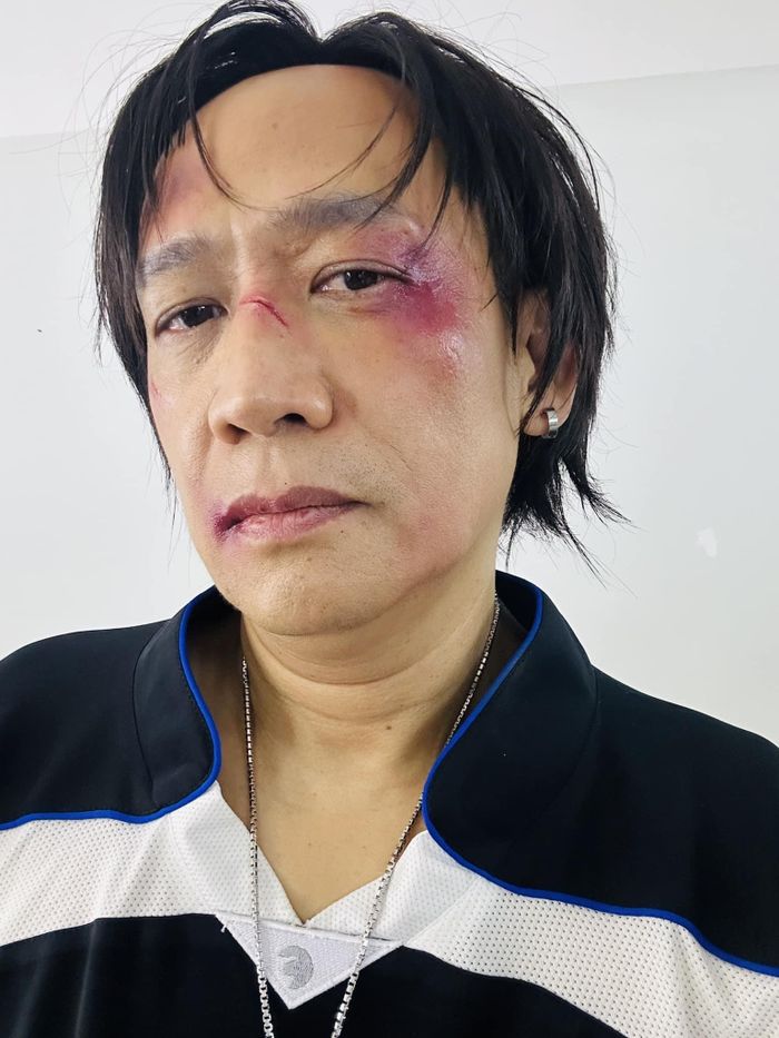 Duy Mạnh hóa thân thành 2 hình ảnh đối lập để khắc họa niềm vui và bi kịch do cá độ mang lại. Ảnh: NVCC