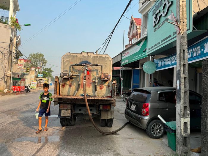 Do chưa có nguồn cung cấp nước sạch tập trung nên cứ vào dịp hè, các hộ dân xã Sơn Hải - Quỳnh Lưu mua nước ngọt bằng xe ô tô, bình quân mỗi tháng chi phí từ 300-500 nghìn tiền nước ngọt. Ảnh: Nguyễn Hải
