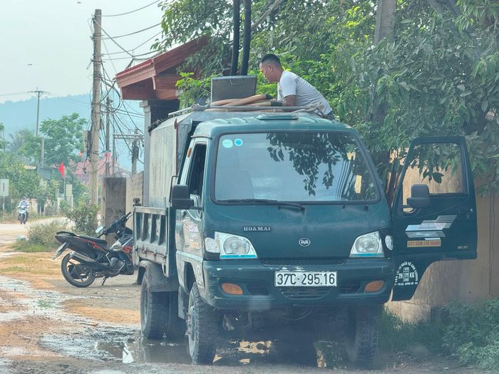Chủ một cơ sở giếng khoan khai thác nước ngọt tại xã Quỳnh Thuận, Quỳnh Lưu khai thác để bán cho các xã lân cận. Ảnh: Nguyễn Hải