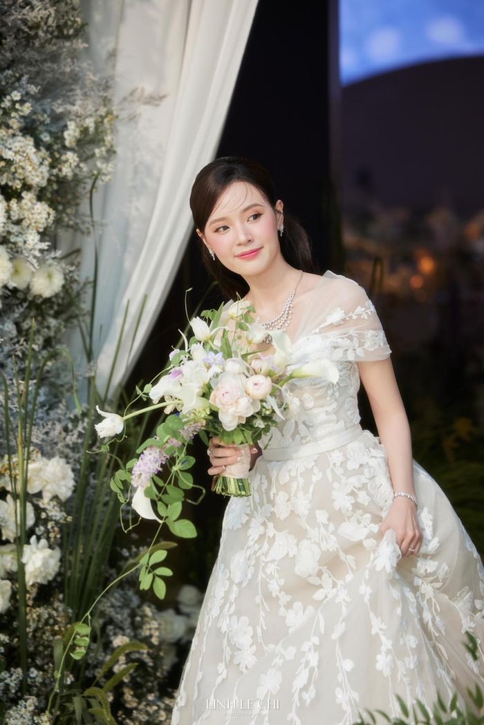 Midu diện mẫu đầm dáng xòe bồng bềnh, đính họa tiết hoa dọc theo váy trông rất đẹp mắt. Ngoài ra, phần cổ được thiết kế gợi cảm bằng cách khoét sâu để lộ phần "tuyết lê" đang lấp ló. Nhiều người nhận xét trông Midu xinh không kém gì nàng công chúa Disney. Về phần Midu cũng hạnh phúc cho biết đã "tìm thấy giấc mơ của mình" khi diện váy cưới của thương hiệu Elie Saad.