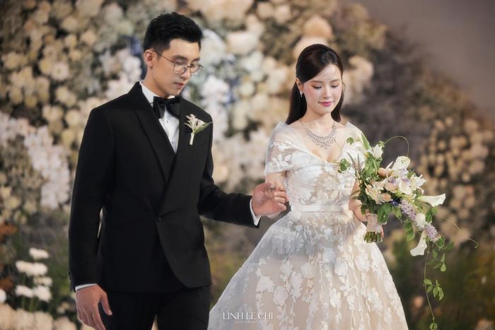 Chú rể Minh Đạt vẫn 10/10 khi có hành động yêu chiều cô dâu Midu trong mọi khoảnh khắc. Suốt khoảng thời gian đón khách, chàng thiếu gia luôn để mắt đến vợ, lo lắng cho vợ từng tí từng giây khiến hội chị em không khỏi ngưỡng mộ.