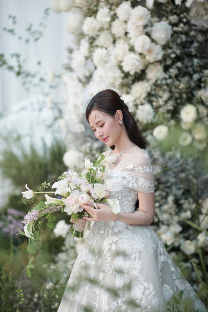 Để có hôn lễ hoàn hảo thì Midu đã chuẩn bị tận 4 chiếc váy cưới và đây là một trong số chúng. Theo tìm hiểu, chiếc váy nữ người mẫu diện dùng cho mục đích đón quan khách đến từ thương hiệu Elie Saad (dòng sản phẩm xa xỉ đến từ Labanon). Dòng trang phục Haute Couture của hãng đạt nhiều tiêu chuẩn nghiêm ngặt, mang dấu ấn cá nhân của từng khách hàng. Chính vì thế Midu chọn làm váy cưới từ đây vì muốn có cá tính riêng, chất riêng không "đụng hàng" với bất kỳ mỹ nhân Vbiz nào. 