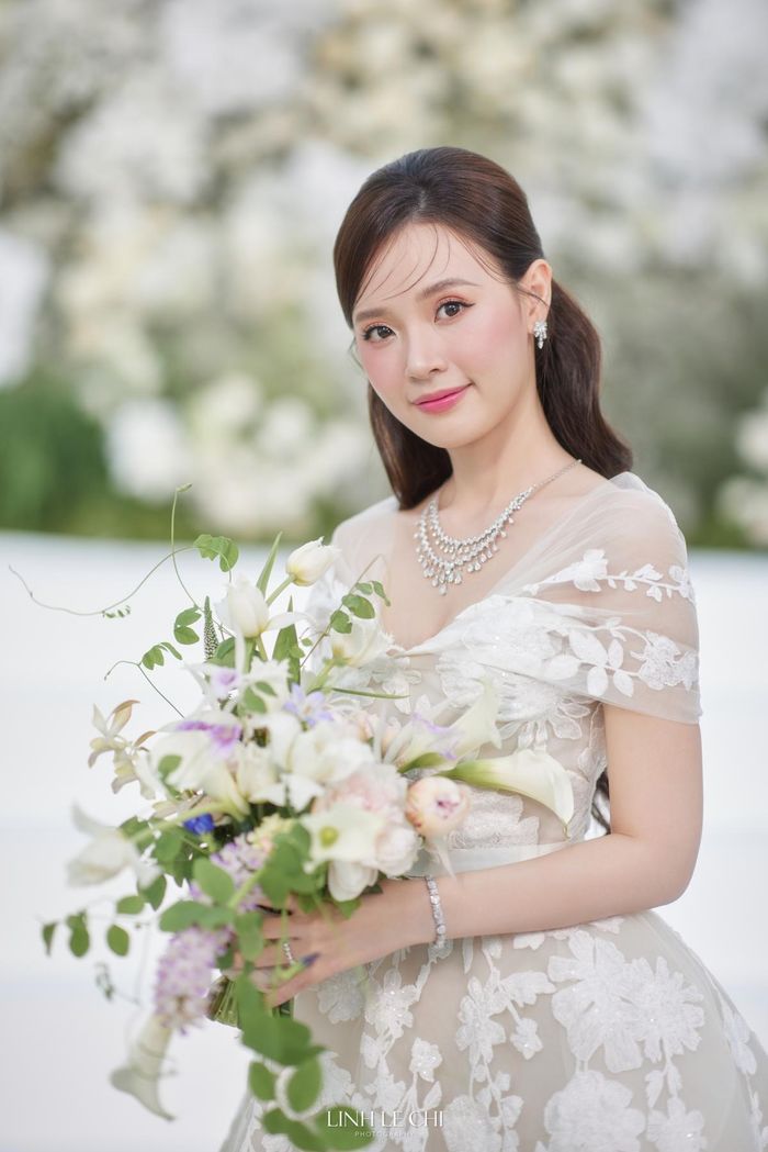 Cô dâu Midu ấn tượng trong phong cách make-up nhẹ nhàng, trong sáng tựa mặt hồ. Không quá cầu kỳ về phần tóc, chỉ đơn giản là cột gọn và uốn nhẹ nhưng Midu đã mang lại cảm giác rất dễ chịu cho người xem. Hình ảnh cô dâu Midu nhẹ nhàng bước ra chào đón từng quan khách hiện đang nhận về rất nhiều lời khen ngợi trên mạng xã hội.