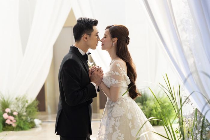 Vợ chồng Midu tình tứ tại đám cưới.