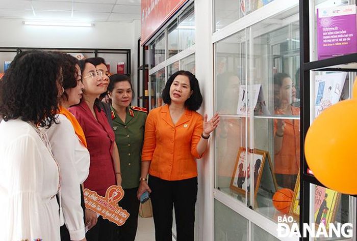 Các đại biểu tham quan mô hình cà phê Cam và góc tuyên truyền phòng chống bạo lực đối với phụ nữ và trẻ em gái. Ảnh: X.D