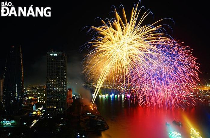 Năm nay đội Joho Pyro Professional Fireworks AB của Phần Lan phối hợp rất hài hòa giữa âm nhạc và hiệu ứng, mang lại cho khán giả nhiều cảm xúc. Ảnh: XUÂN SƠN.