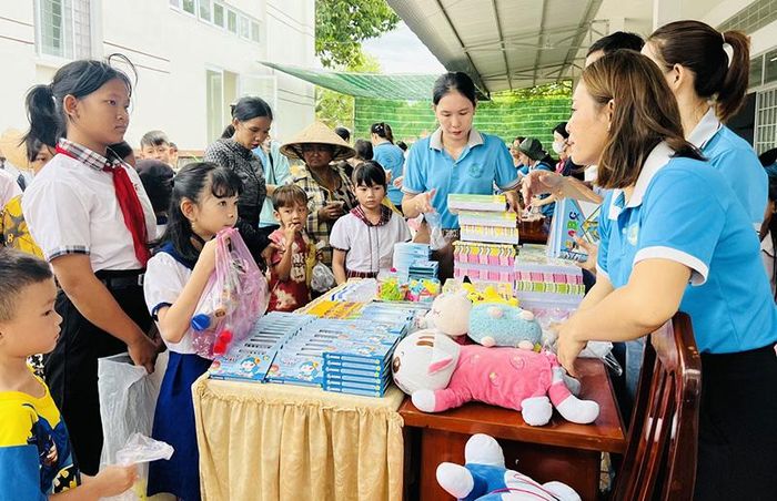 Hội Liên hiệp Phụ nữ xã Thường Phước 2 (huyện Hồng Ngự) tổ chức hoạt động “Đổi rác thải nhựa lấy quà” cho trẻ em có hoàn cảnh khó khăn tại địa phương