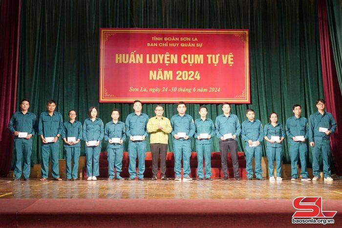 Các cá nhân có thành tích xuất sắc nhận khen thưởng.