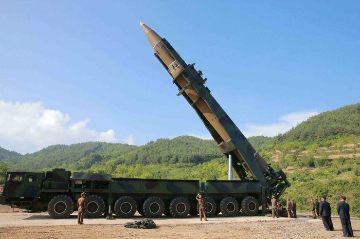 Đến năm 2005, Triều Tiên tuyên bố đã sở hữu vũ khí hạt nhân và nước này đã tiến hành vụ thử nghiệm đầu tiên vào năm 2006, đó là vụ nổ công suất khá nhỏ, nhưng vẫn đủ để khẳng định năng lực chế tạo.