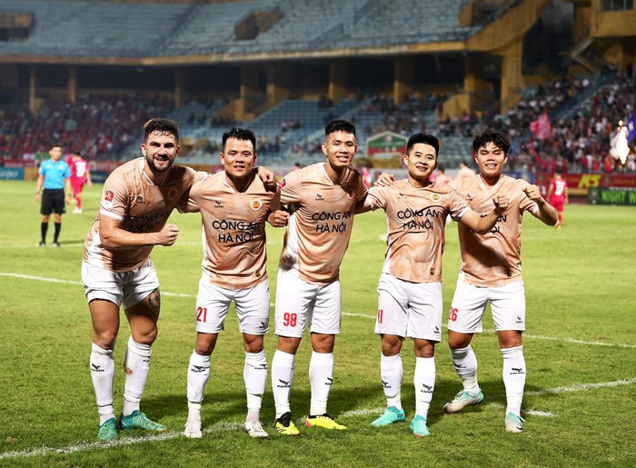 Mặc dù đầu tư lớn nhưng Công an Hà Nội FC chỉ xếp thứ 6. Ảnh: CAHN 
