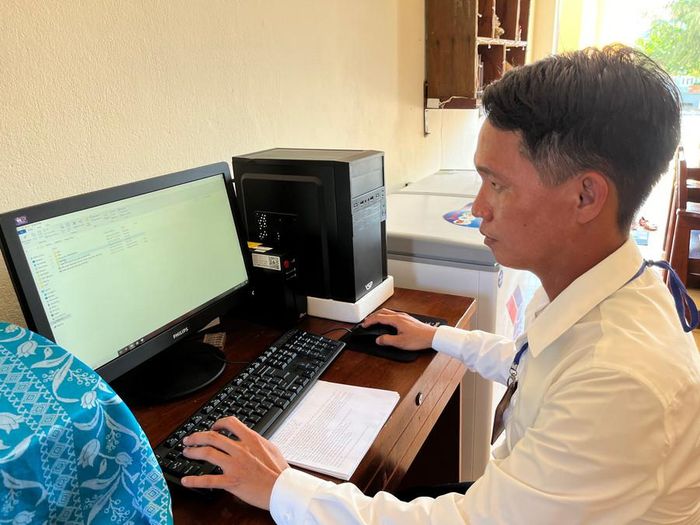 Anh Nguyễn Thiên An làm việc tại công sở.