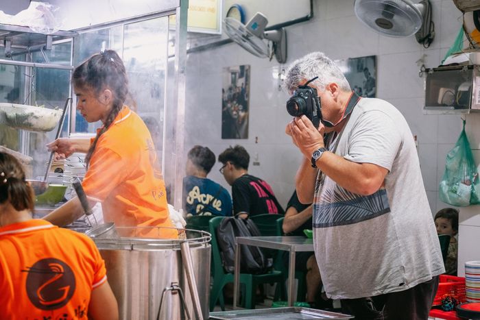 Quán phở Khôi Hói là điểm đến yêu thích của du khách nước ngoài tại Hà Nội 