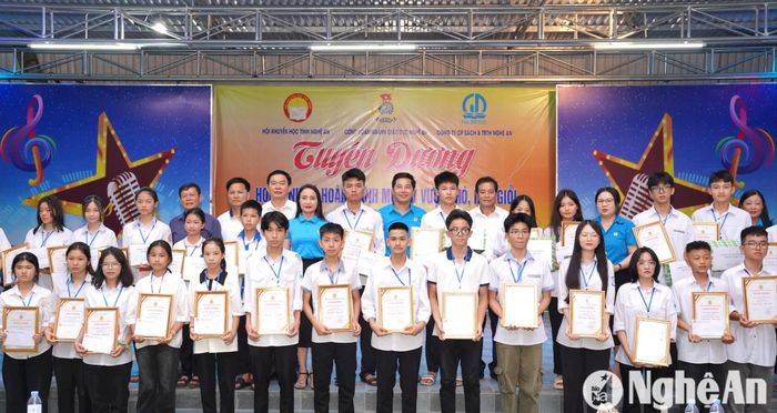 52 học sinh được tuyên dương là những tấm gương nỗ lực vươn lên, vượt qua hoàn cảnh. Ảnh: Mỹ Hà