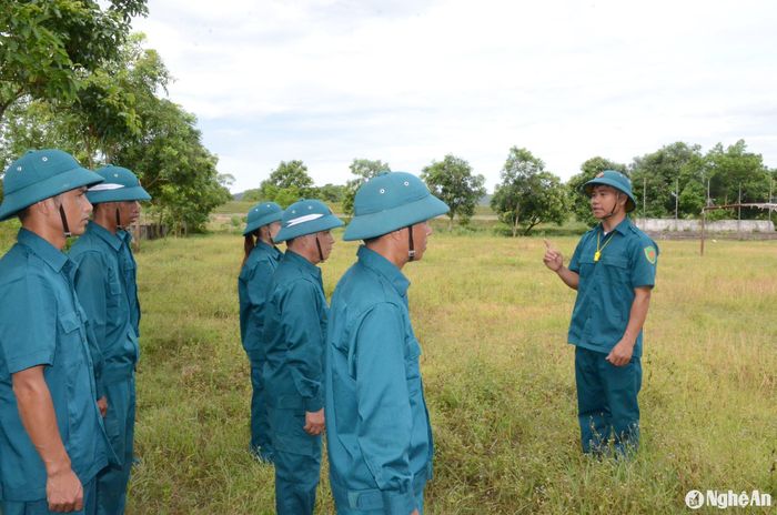 Đồng chí Lê Ngọc Lâm triển khai nhiệm vụ cho lực lượng dân quân xã. Ảnh: Thành Chung