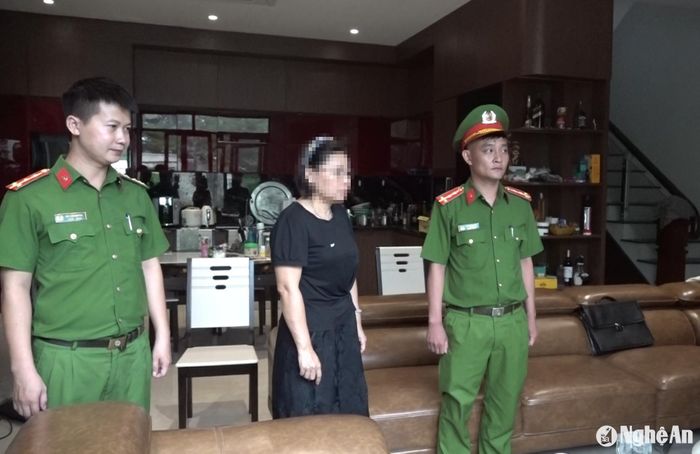 Bị can Nguyễn Thị L. (nguyên Giám đốc Trung tâm) bị khởi tố về tội “Lợi dụng chức vụ, quyền hạn trong khi thi hành công vụ”. Ảnh: Văn Hậu