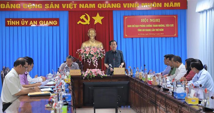 Đồng chí Lê Hồng Quang, Ủy viên Ban Chấp hành Trung ương Đảng, Bí thư Tỉnh ủy, Trưởng ban Chỉ đạo phòng, chống tham nhũng, tiêu cực tỉnh phát biểu chỉ đạo tại hội nghị