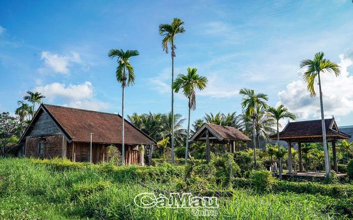 Gian nhà ông Nguyễn Văn Nhã (nằm trên tuyến Quốc lộ 1, thuộc xã Thạnh Phú, huyện Cái Nước) là một trong những ngôi nhà mang đậm kiến trúc Nam Bộ xưa ở Cà Mau, được ông Nhã phục dựng vài chục năm nay.