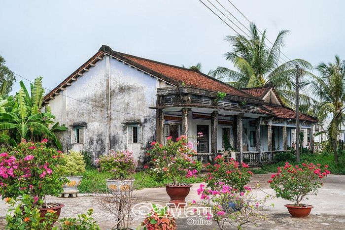 Ngôi nhà theo lối kiến trúc 3 gian 2 mái của ông Năm Nuôi, Ấp 1, xã Tân Lộc, huyện Thới Bình, mang dấu ấn thập niên 60-70 của thế kỷ 20.
