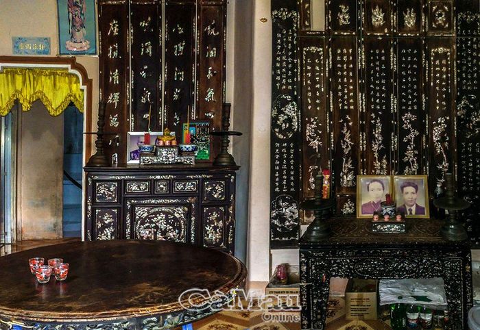 Những gian thờ cẩn ốc xà cừ trang trí trong ngôi nhà Nam Bộ, thể hiện sự no đủ của người Cà Mau xưa.