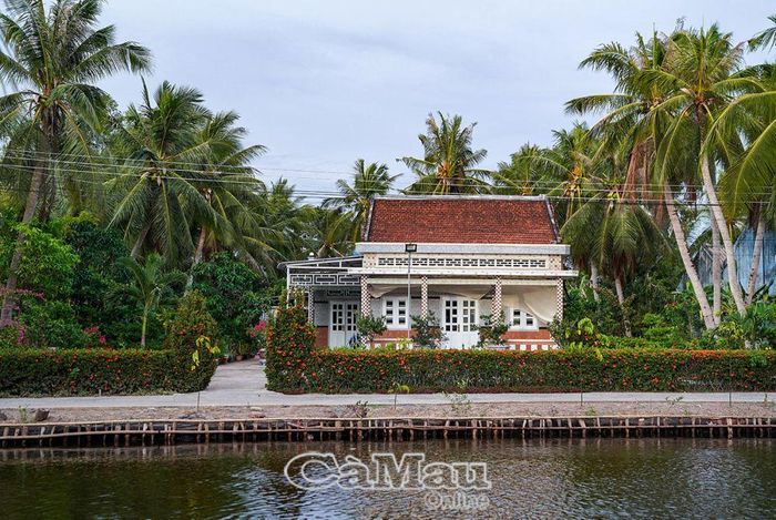 Giá trị của thời gian những ngôi nhà xưa, nếu các nhà làm du lịch ở Cà Mau biết khai thác nó như một sản phẩm du lịch có chiều sâu văn hoá - lịch sử sẽ thu hút khách đến tham quan. (Trong ảnh: Ngôi nhà của bà Tư Hương, Ấp 1, xã Tân Lộc, huyện Thới Bình, được trùng tu, thay bộ cửa mới nhưng vẫn giữ nguyên kiến trúc xưa).