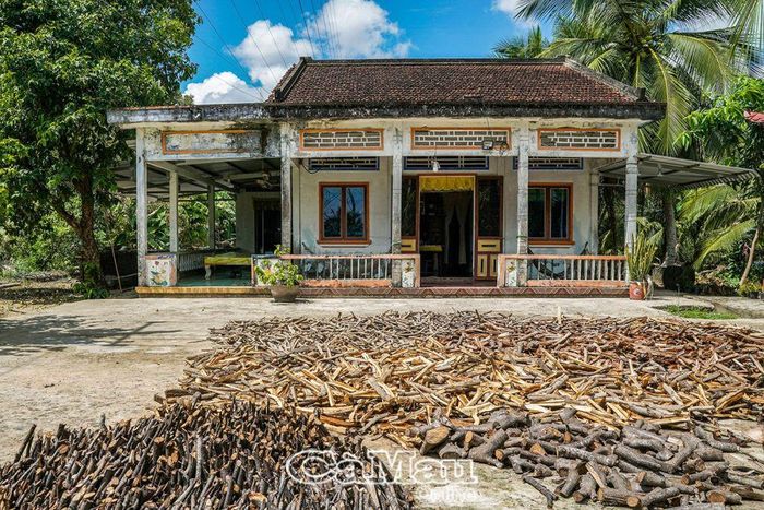 Ngôi nhà của ông Trần Út, ấp Chống Mỹ, xã Khánh Bình, huyện Trần Văn Thời, có kiến trúc 3 gian 2 mái và thêm 1 mái chái bên hông nhà. Ðây là kiến trúc thịnh hành vào những thập niên 80 của thế kỷ trước.