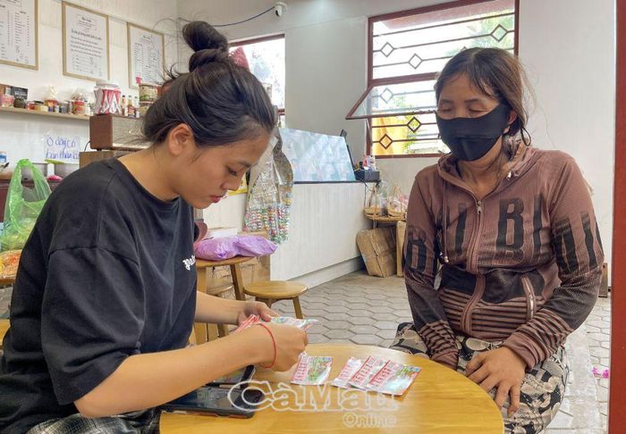 Chị Duyên thường xuyên bỏ tiền túi đổi số cho người mua để giữ mối giùm những cô, chú bán vé số dạo.