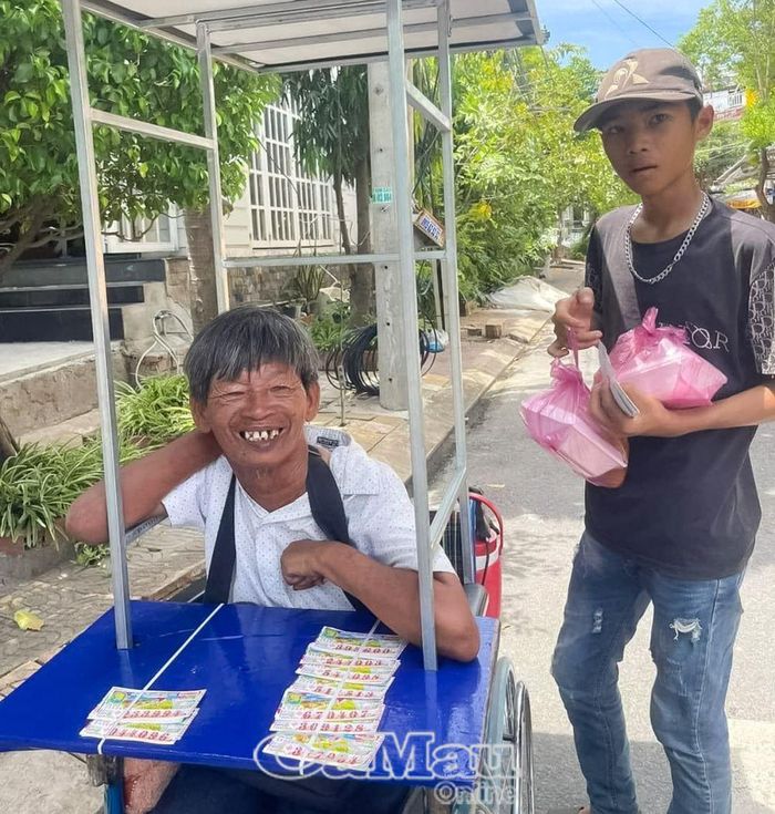 Người bán vé số, hàng rong... thường xuyên được tặng cơm chay do chính tay chị Duyên nấu mỗi tuần.