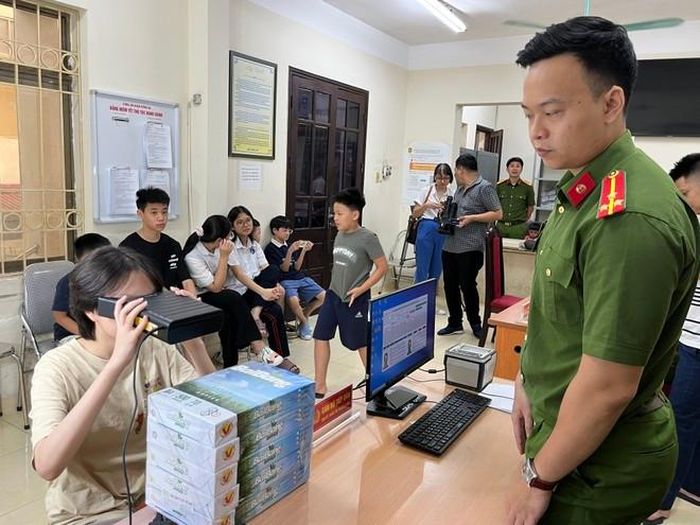 Các công dân được hướng dẫn lấy thông tin mống mắt
