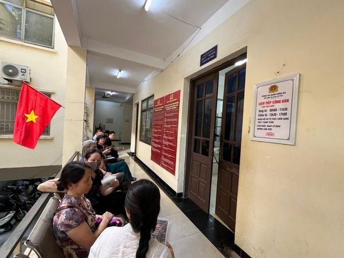 Rất đông người dân ngồi chờ đến lượt làm căn cước mới