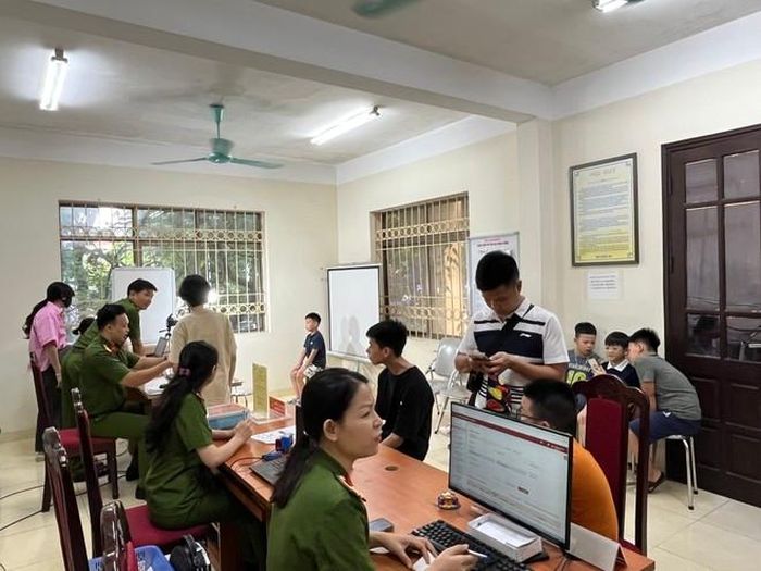 Các CBSC đẩy sớm giờ làm, phục vụ nhân dân