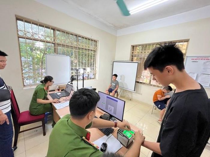 Thu nhận vân tay cho công dân để làm căn cước mới