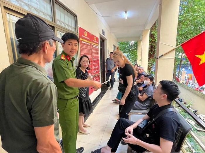 Các CBCS hướng dẫn người dân truy cập Cổng dịch vụ công quốc gia để làm các thủ tục