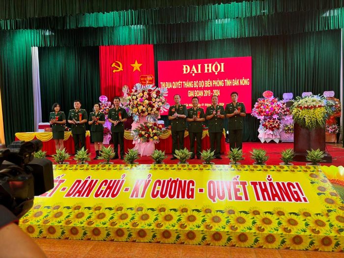 Trung tướng Nguyễn Anh Tuấn, Chính ủy BĐBP tặng hoa chúc mừng đại hội.