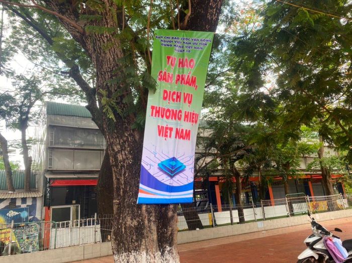 Một hình thức tuyên truyền cho cuộc vận động “Người Việt Nam ưu tiên dùng hàng Việt Nam” trên đường phố quận 10.