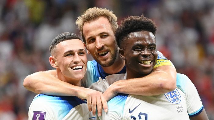  Foden và Saka như 2 đứa trẻ trong vòng tay Kane 