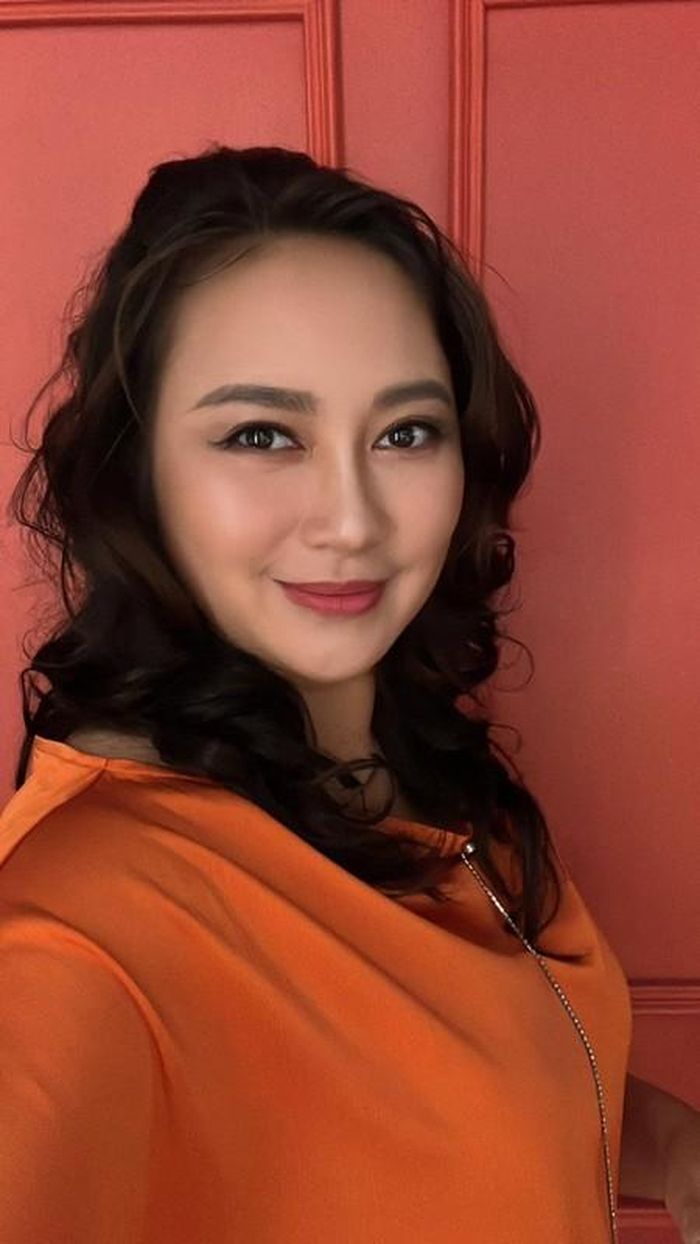 Ca sĩ Khánh Linh tự xưng "Linh mắt to", gọi chồng là "Tùng tóc dài".