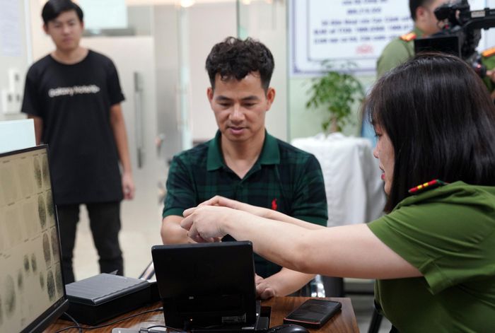 NSND Xuân Bắc làm thủ tục cấp thẻ căn cước.