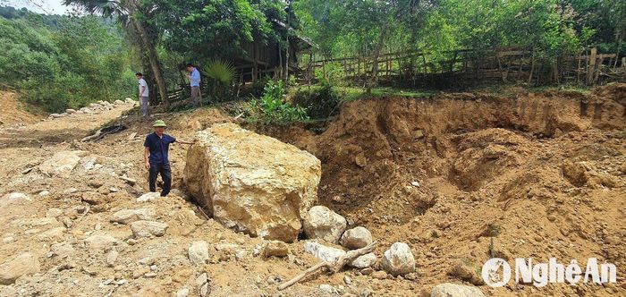 Quặng đá thạch anh ở khu vực khe Pùng, xã Châu Hoàn, huyện Quỳ Châu. Ảnh: Nhật Lân