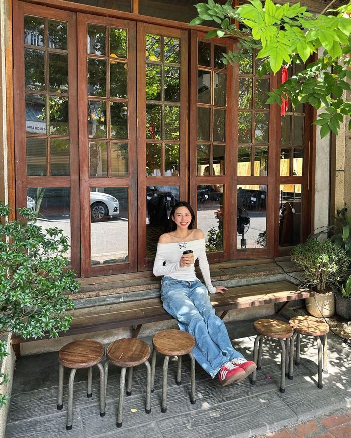 Những ngày thưởng lãm nội thành xứ Huế, Thùy Tiên luôn đồng hành cùng mẫu giày da lộn phủ tông đỏ nổi bật. Được biết, đây là đôi Samba OG Talchum Scarlet thuộc nhà thương hiệu thể thao Adidas. Khi trình làng giới mộ điệu, thiết kế có giá hơn 10 triệu đồng.