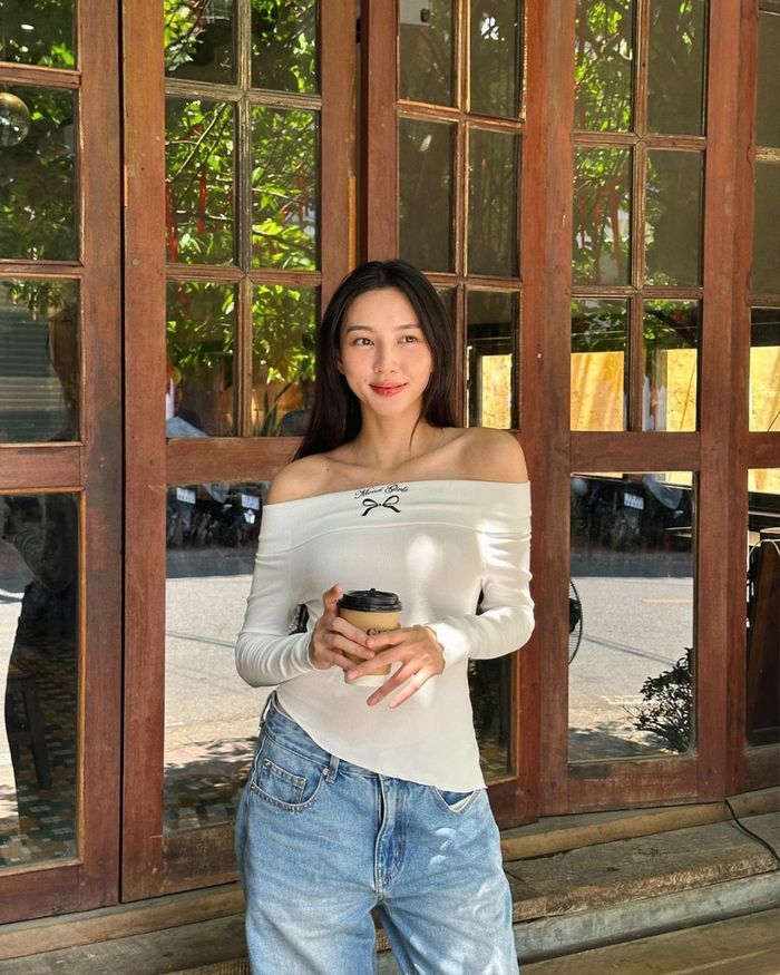 Phù hợp tiết trời, Hoa hậu Thùy Tiên tối giản các bước trang điểm và phụ kiện đi kèm. Cô chọn kem chống nắng tăng độ căng bóng làn da cùng một chút môi son đỏ tươi tắn. Trong thước ảnh chụp cận, làn da khỏe khoắn và xương quai xanh thon gọn của Thùy Tiên khiến nhiều chị em xuýt xoa.