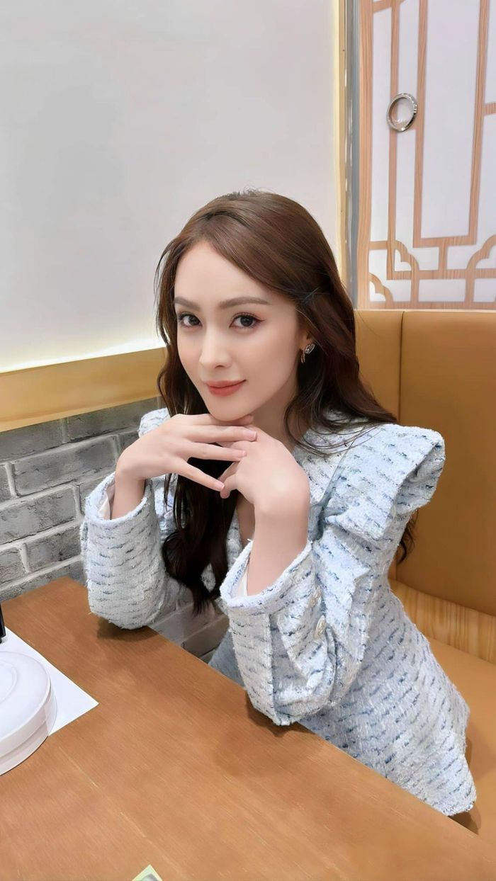 Năm 19 tuổi, Kelly Nguyễn lặn lội từ Đà Lạt ra tận Hà Nội để tham gia cuộc thi Miss Teen 2008. Cô phải tranh tài với loạt hot girl Hà Thành đình đám lúc bấy giờ là Hạnh Sino, Huyền Baby... Tuy không đạt giải cao nhưng gương mặt ăn ảnh, vóc dáng thanh tú cùng nét tính cách hiền dịu, pha chút nhút nhát của Kelly nhanh chóng tạo nên nhiều dấu ấn trong lòng giới trẻ lúc bấy giờ.