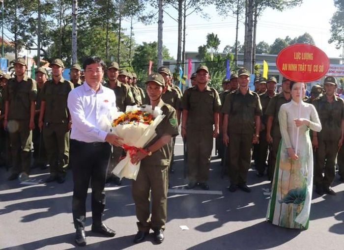 Đồng chí Lê Quốc Phong - Ủy viên Ban Chấp hành Trung ương Đảng, Bí thư Tỉnh ủy tặng hoa cho lực lượng tham gia bảo vệ an ninh, trật tự ở cơ sở