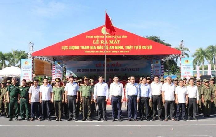 Các đại biểu tham dự buổi Lễ ra mắt lực lượng tham gia bảo vệ an ninh, trật tự ở cơ sở chụp ảnh lưu niệm