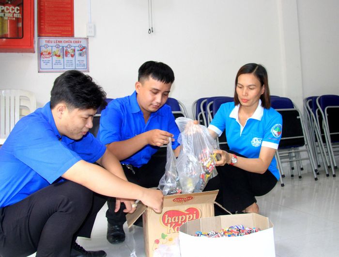 Sau khi thu gom về, pin được tập kết lại và đưa đi xử lý định kỳ.