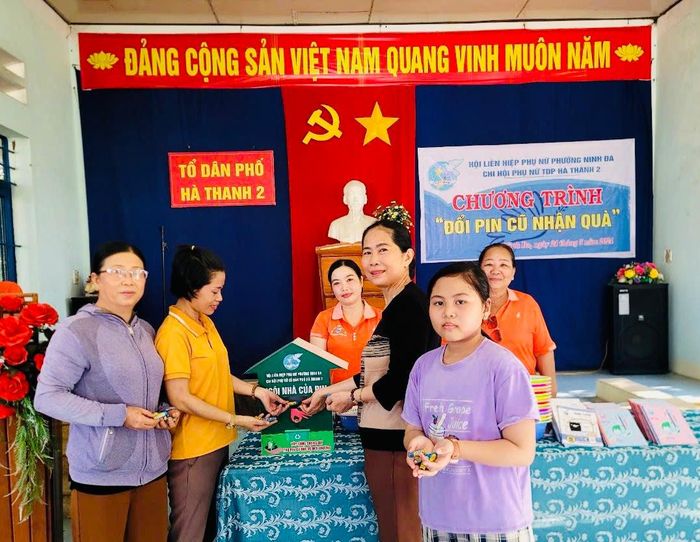 Người dân phường Ninh Đa, thị xã Ninh Hòa mang pin cũ đến đổi quà.