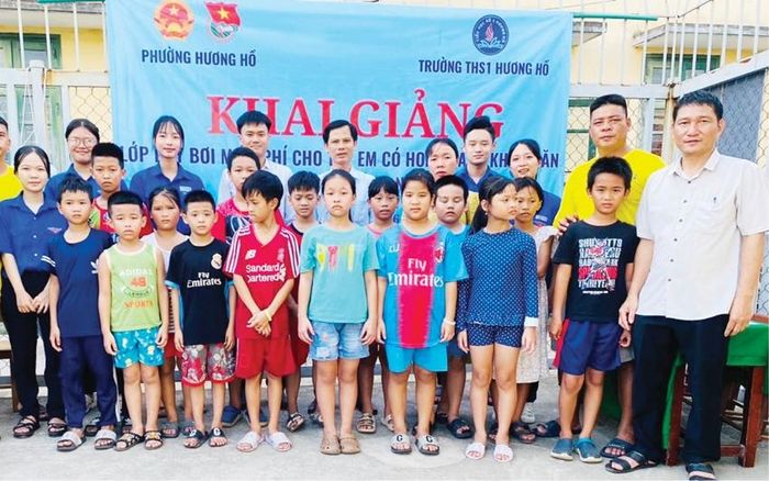 Khai giảng lớp dạy bơi miễn phí cho trẻ em nghèo tại phường Hương Hồ (TP. Huế) 