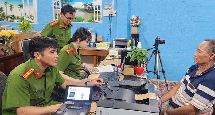 Công an tỉnh Kiên Giang tiến hành làm căn cước công dân cho người dân