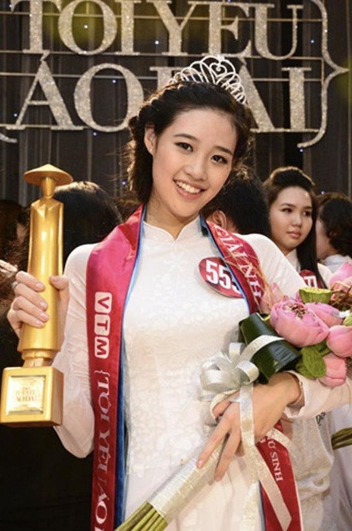 Từ khi còn ngồi trên ghế nhà trường, Khánh Vân đã gây ấn tượng với chiều cao khủng cùng gương mặt khả ái. Năm 2013, cô bước đầu vào làng giải trí Việt khi đăng quang Hoa khôi Áo dài Nữ sinh Việt Nam.
