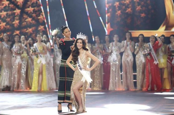 Khánh Vân đăng quang Hoa hậu Hoàn vũ Việt Nam 2019.