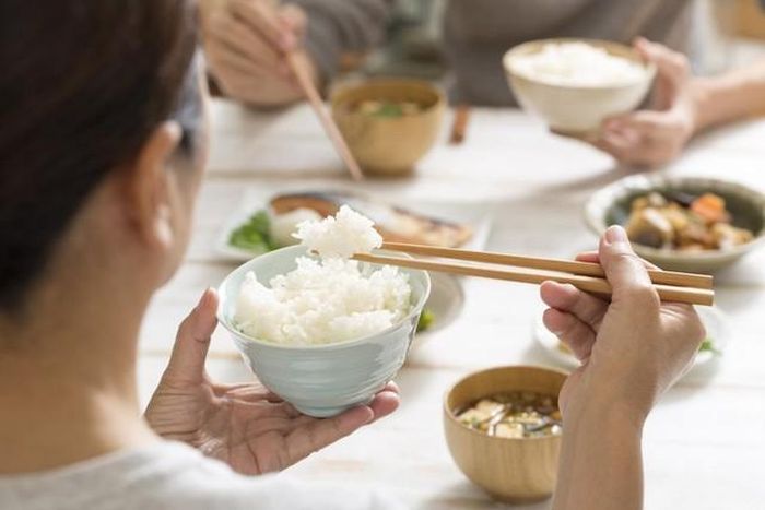 Trong gạo trắng có một lượng carbohydrate tinh chế tương đối cao cùng với một lượng nhỏ protein, chất béo, chất xơ, canxi và kali.
